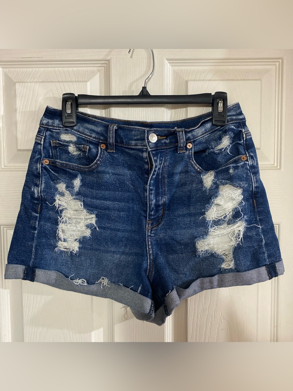 American Eagle women’s distressed denim shorts